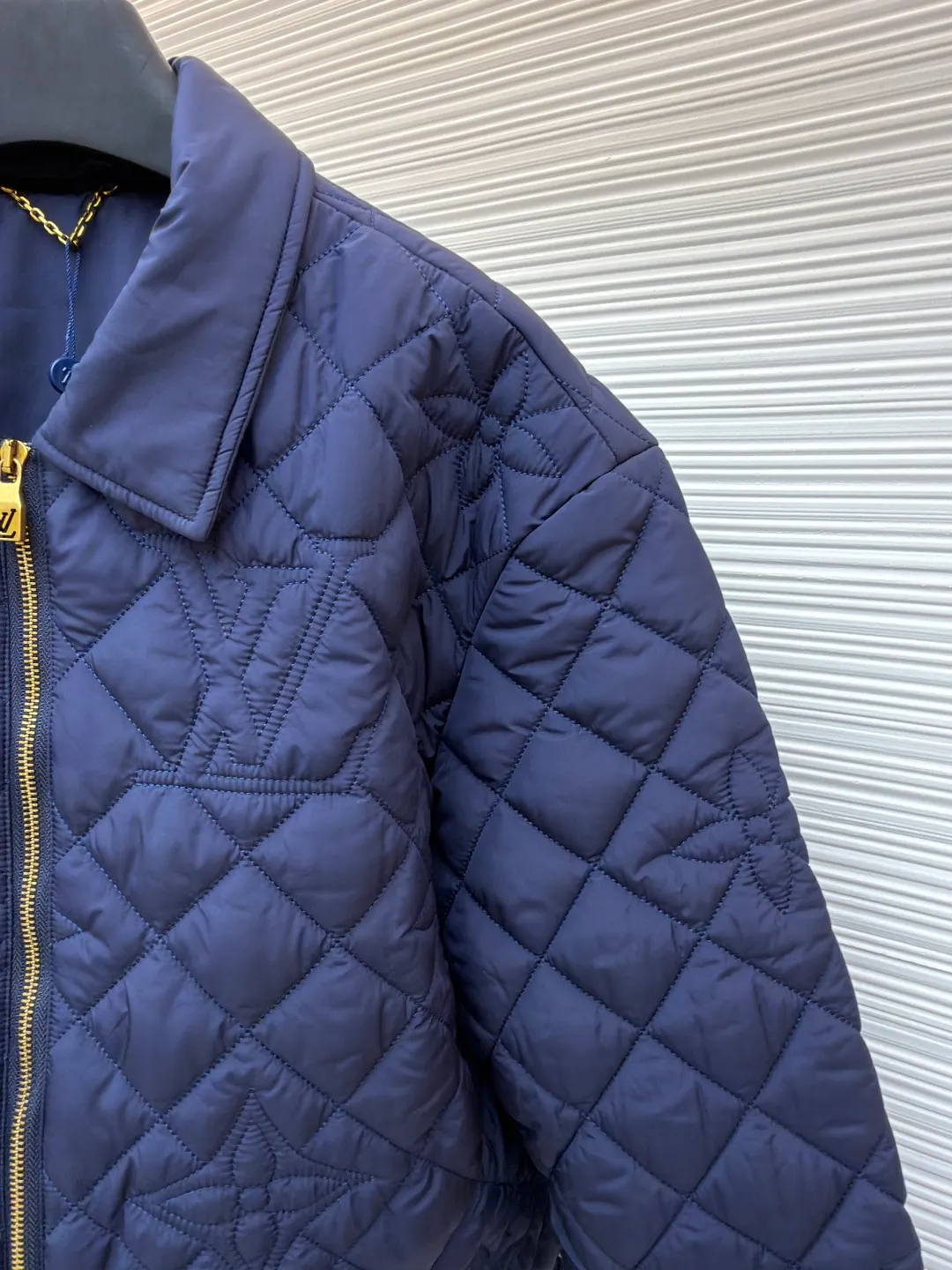 LOUIS VUITTON Quilted Jacket ●Original version: Purchased and developed by 23355 ●Item number: 1681355-D35 ●Fabric: high-density nylon fabric ●Technology: embossed production ●Color: navy ●Version: fitted version ●Weight: about 560 grams ●Size: 44-46-48-50 ●Description: This jacket is made of high-density nylon fabric and made with diamond quilting technology. It has a three-dimensional texture and is warm. The lapel design is matched with the brand's customized metal zipper, and the zipper head is decorated with the LV logo, which is smooth and highly recognizable. The quilted pattern on the body combines the brand's classic Monogram elements and floral patterns, and is presented through three-dimensional sewing technology, with exquisite and layered details. The overall cut is a short silhouette, and the splicing of the body is made with seamless gluing to prevent threads from being exposed; the fabric is treated with water-repellent treatment to improve practical performance. From the intricate design of quilting patterns to the exquisite processing of metal accessories, every step reflects Louis Vuitton's exquisite craftsmanship in luxury quilted items. It is a fusion of classic elements and technological innovation. The overall wiring is straight and delicate, the fabric is comfortable and soft, and the color is consistent without color difference. It can be matched with the same style to create a fashionable look and control various occasions. Customized accessories, complete with three standards, same style for men and women!